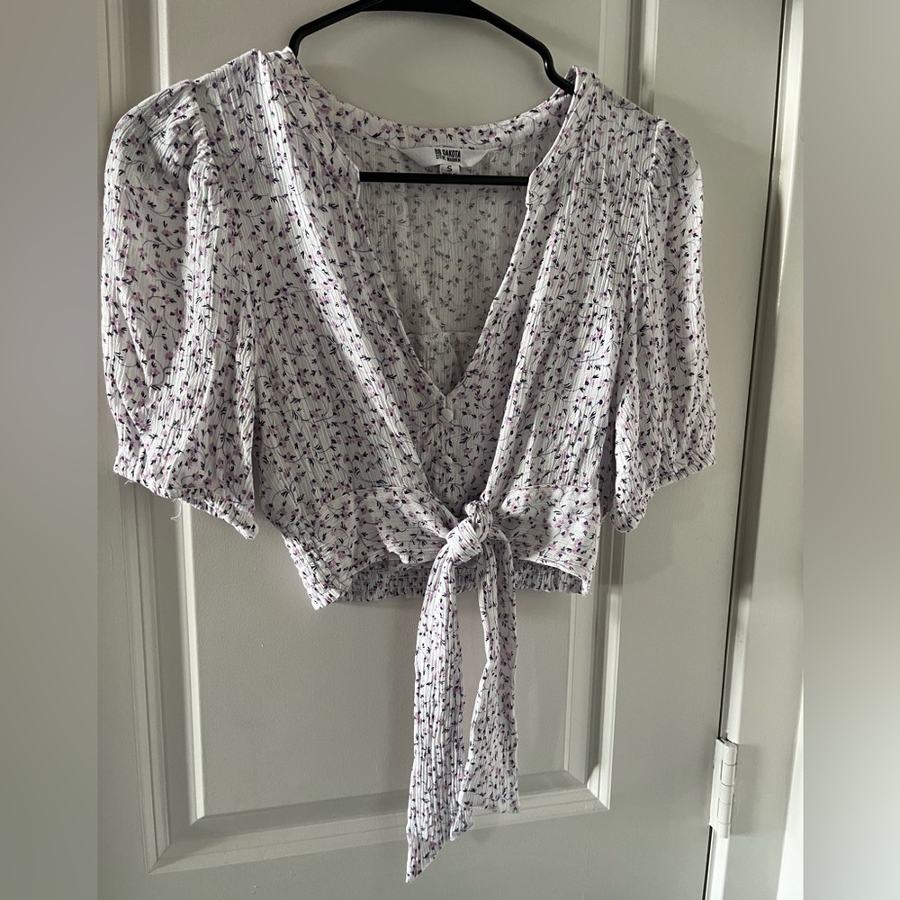 Steve Madden White and Purple Floral Tie-Front Blouse